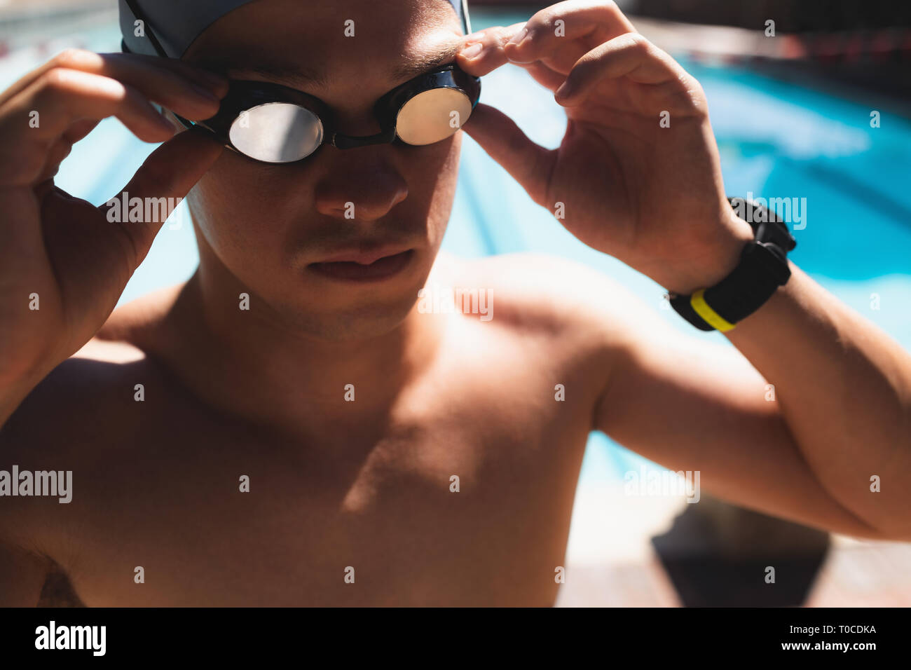 Jeune nageuse portant des lunettes de natation à la piscine Banque D'Images