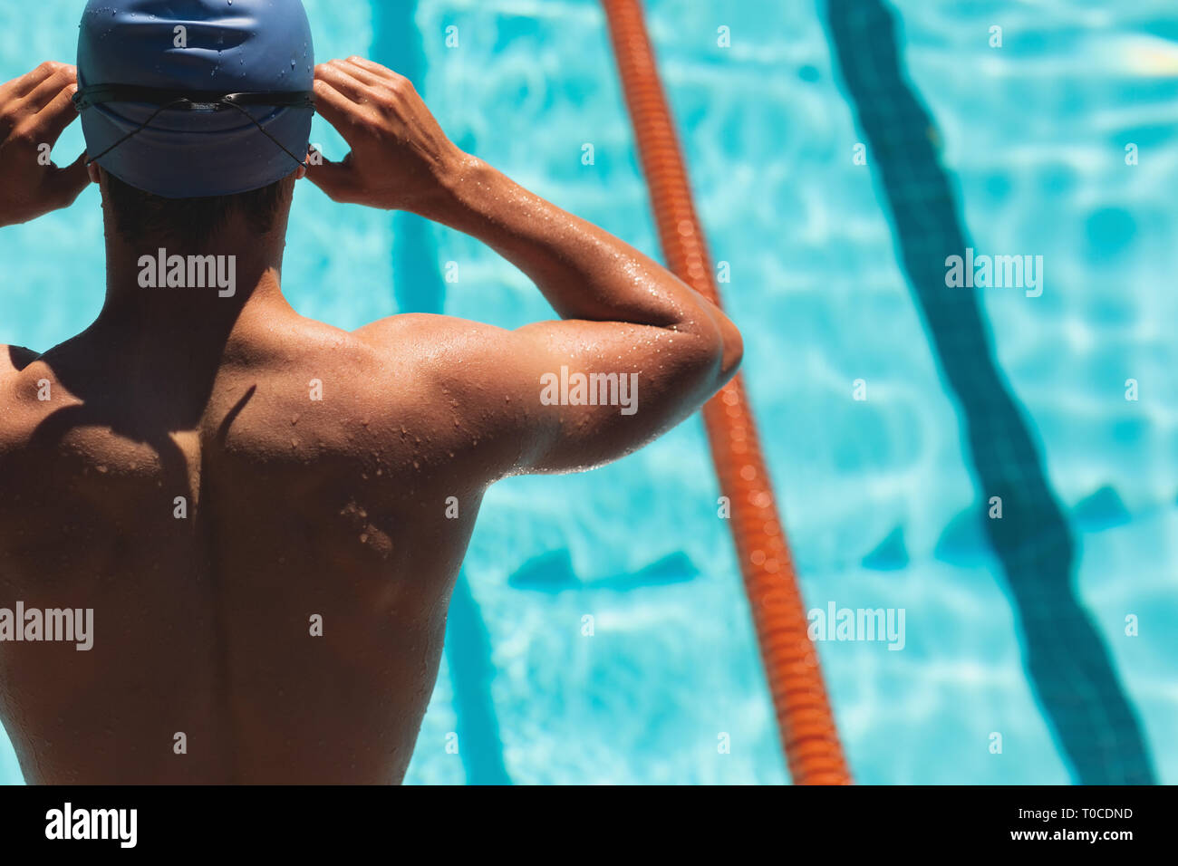Porter des lunettes de natation nageur à la piscine Banque D'Images