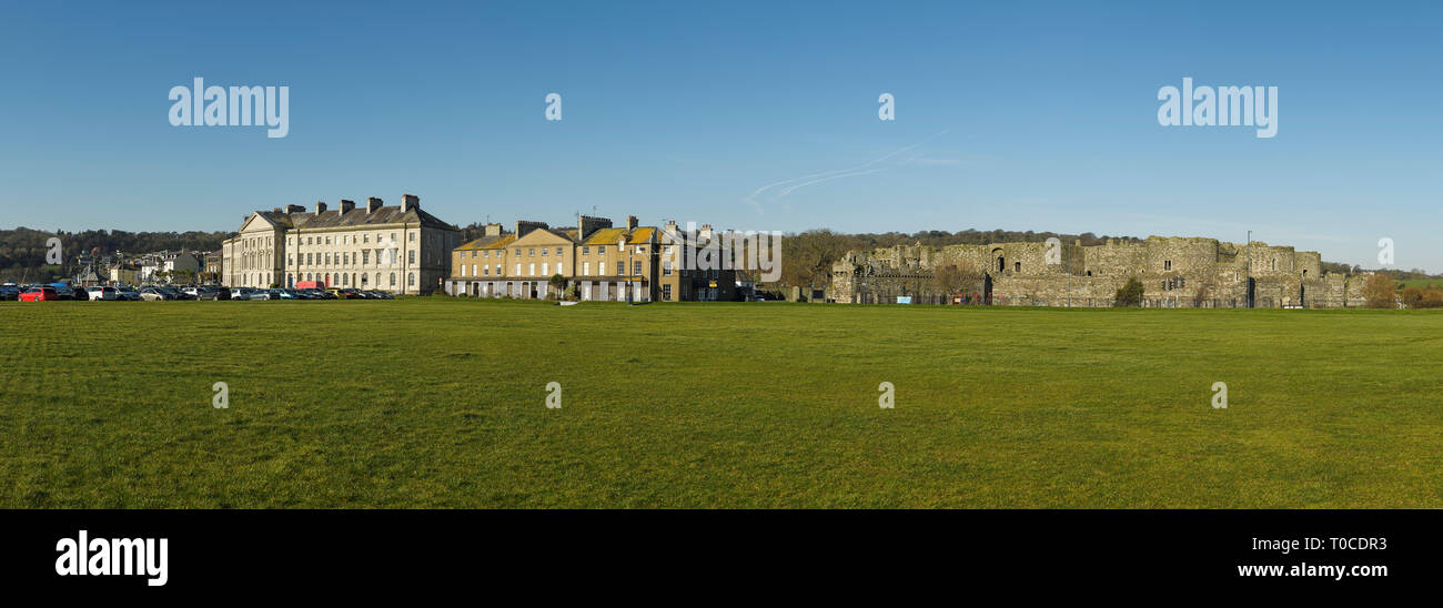 Vue panoramique grand angle de la mer et le château dans la ville de Beaumaris Anglesey au nord du Pays de Galles UK Banque D'Images