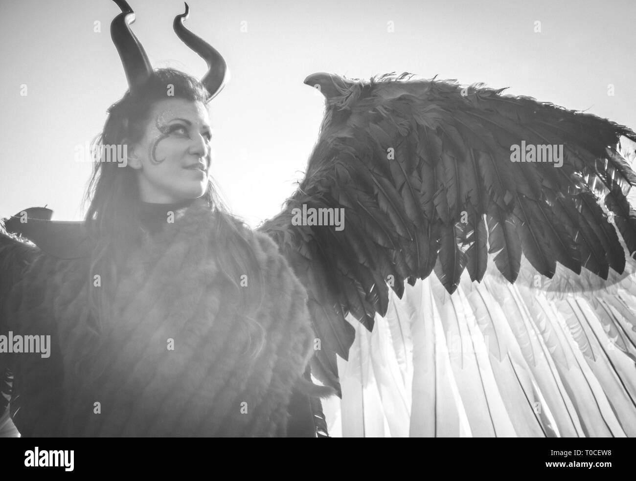 Femme masquée au carnaval de Venise avec de grandes ailes et cornes Banque D'Images