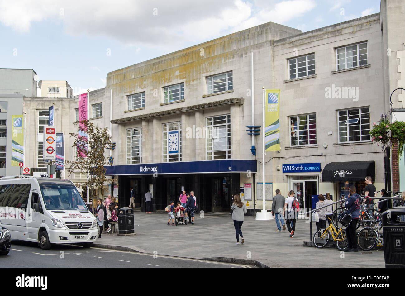 RICHMOND-upon-Thames, Royaume-Uni - 20 septembre 2015 : les piétons et la circulation à l'extérieur de la gare à Richmond-Upon-Thames dans l'ouest de Londres sur un su Banque D'Images