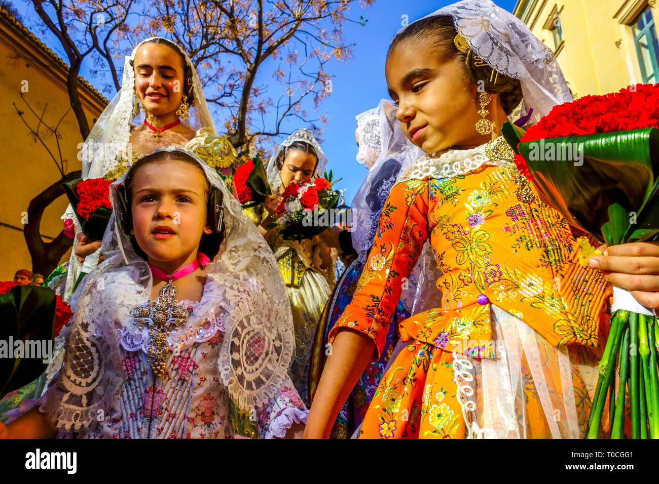 Festival des Fallas de Valence, enfants, enfants en robe traditionnelle, défilé à la Vierge Marie avec des fleurs, Las Fallas Valencia Espagne filles Banque D'Images