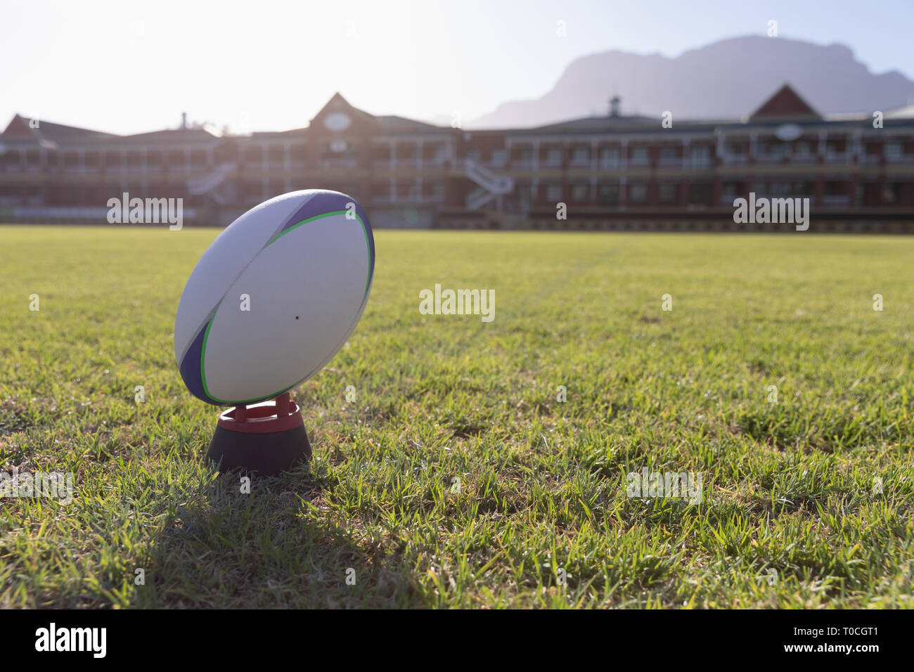Ballon de rugby sur un stand dans le sol Banque D'Images