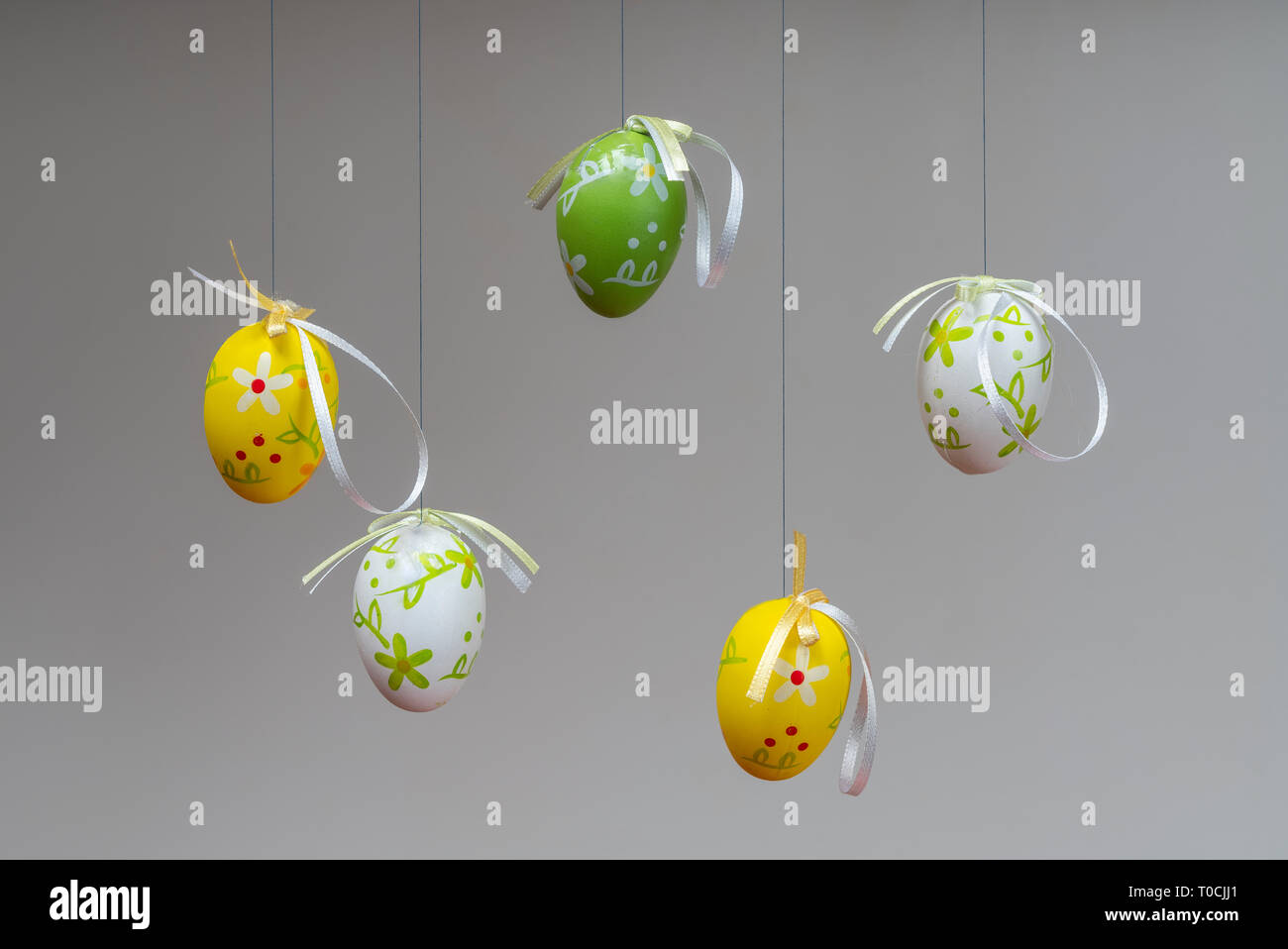 Colorés et quelques oeufs de Pâques décorés suspendu par un fil Banque D'Images