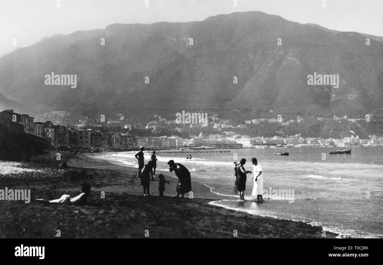 Monts Lattari, plage, Castellammare di Stabia, Campanie, Italie 1920 1930 Banque D'Images