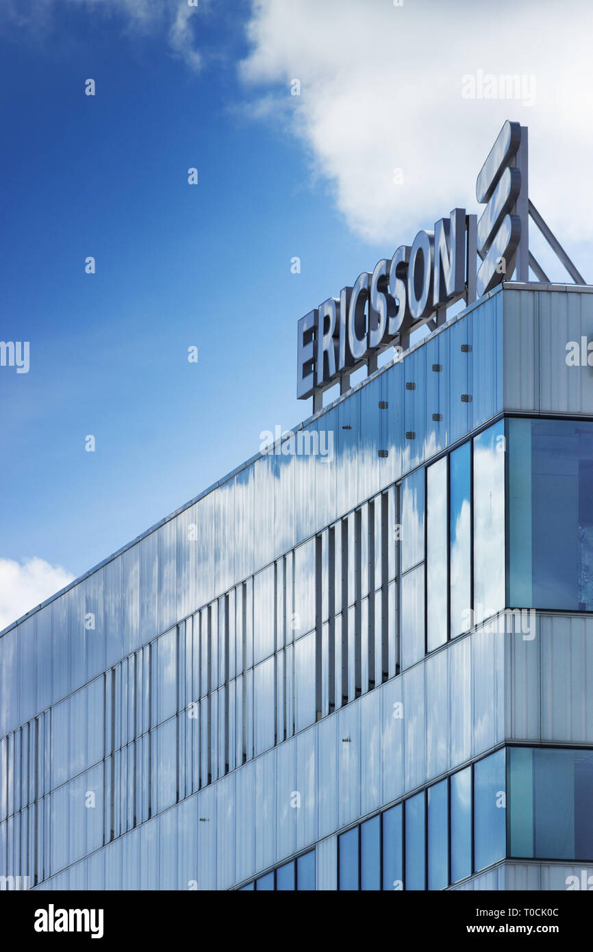 Ericsson (texte) et le logo de la signalisation sur le toit de l'immeuble de l'entreprise, Helenelund, la Suède. Banque D'Images