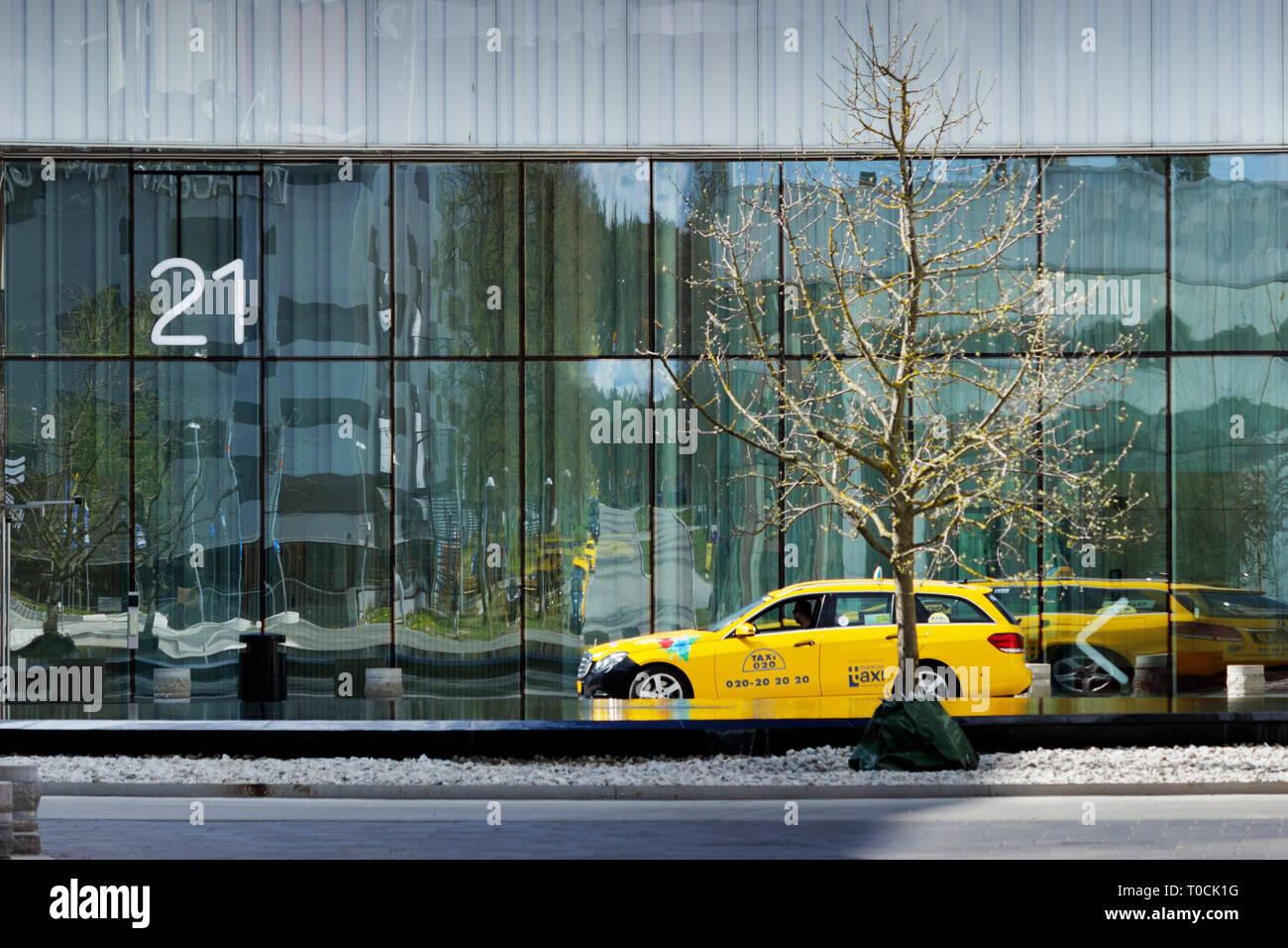 Yellow Cab taxi stationné à l'extérieur du bâtiment d'Ericsson. La cité des sciences de Kista, Suède Banque D'Images
