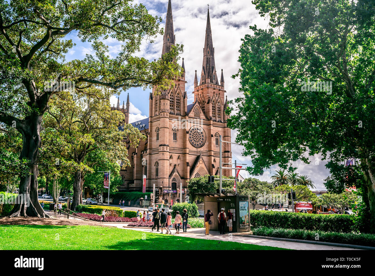 23 décembre 2018, Sydney NSW Australie : Façade vue sur cathédrale St Mary de Hyde park avec arbres encadrant le bâtiment dans Sydney NSW Australie Banque D'Images