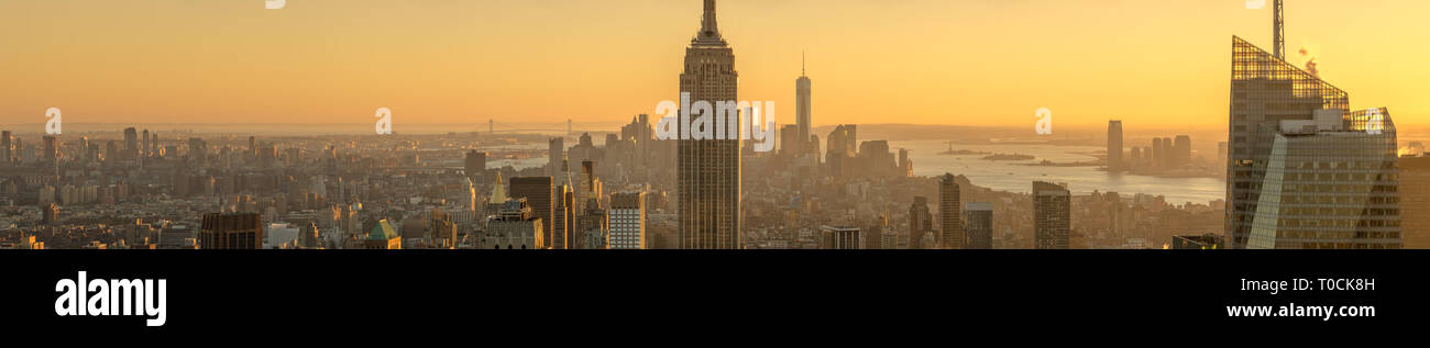 Coucher du soleil au centre de Manhattan avec le majestueux Empire State Building. Manhattan, New York City, USA Banque D'Images