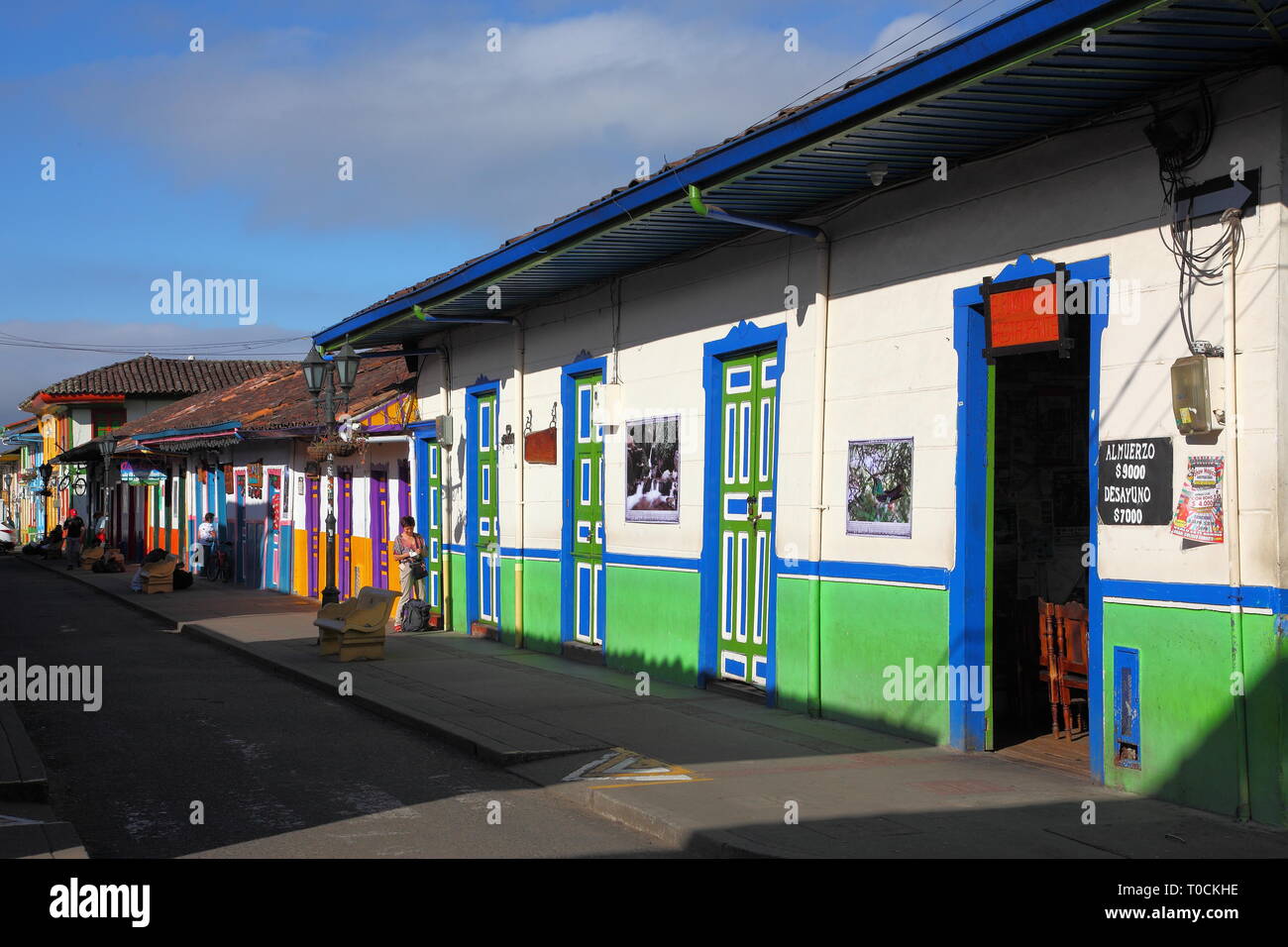 Peint de couleurs vives, magasins et restaurants dans la ville de Salento, dans le district Quindío de Colombie. Fondée en 1850, et construit en style Paisa. Banque D'Images