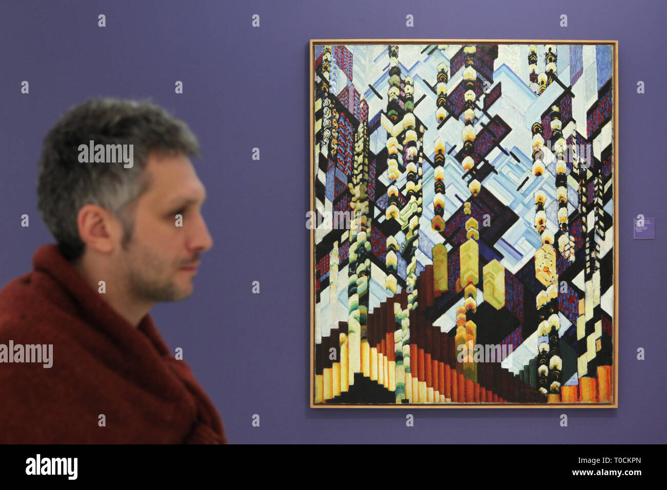 Visiteur en face de la peinture 'Plans de couleur. Souvenir d'hiver' par du peintre moderne tchèque František Kupka (1913-1923) à la National Gallery (Národní galerie) à Prague, République tchèque. Exposition d'art tchèque du 19e et 20e siècles dans le Veletržní palác (Palais des Expositions). Banque D'Images