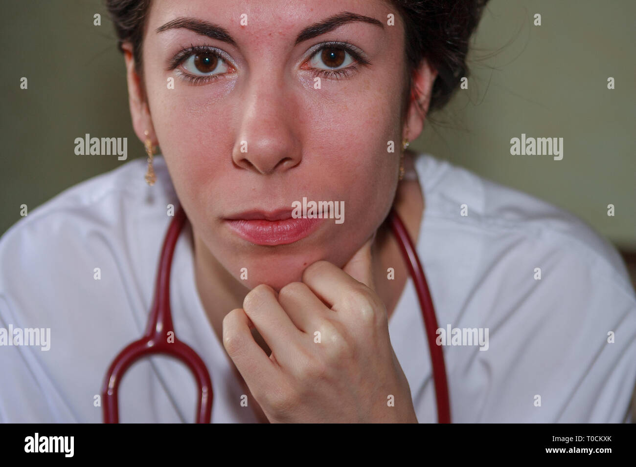 Femme médecin concentré d'écoute du patient. Banque D'Images