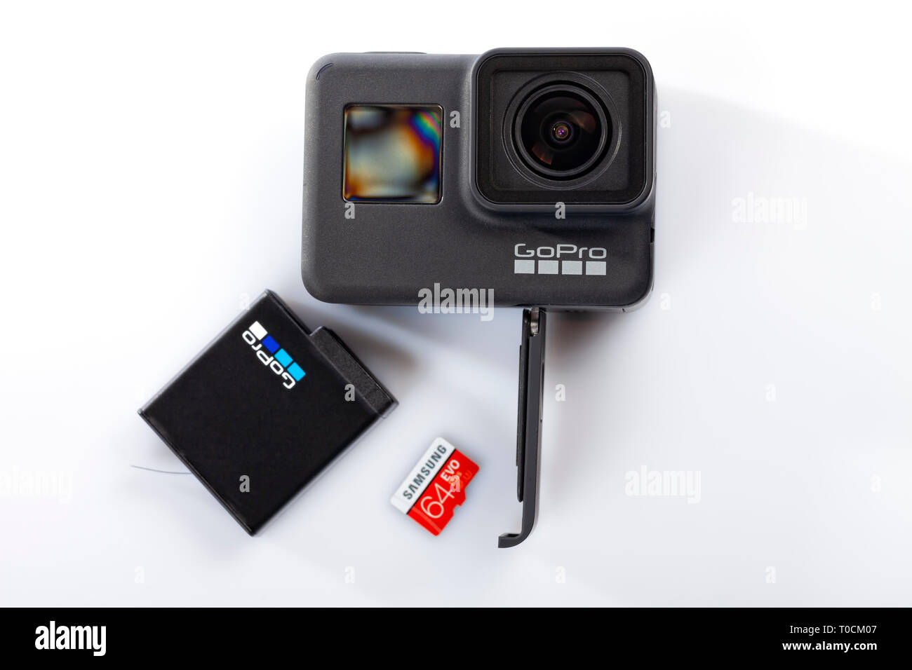 Détail de la bonne façon d'insérer la batterie et la carte mémoire dans la  nouvelle GoPro Hero 7 Black isolé sur blanc Photo Stock - Alamy