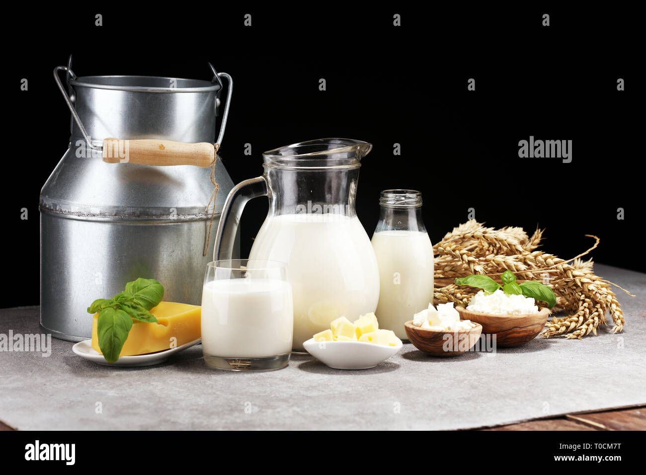 Produits laitiers Produits laitiers sains. Délicieux sur une table et le lait jar, le flacon en verre et fromage Banque D'Images