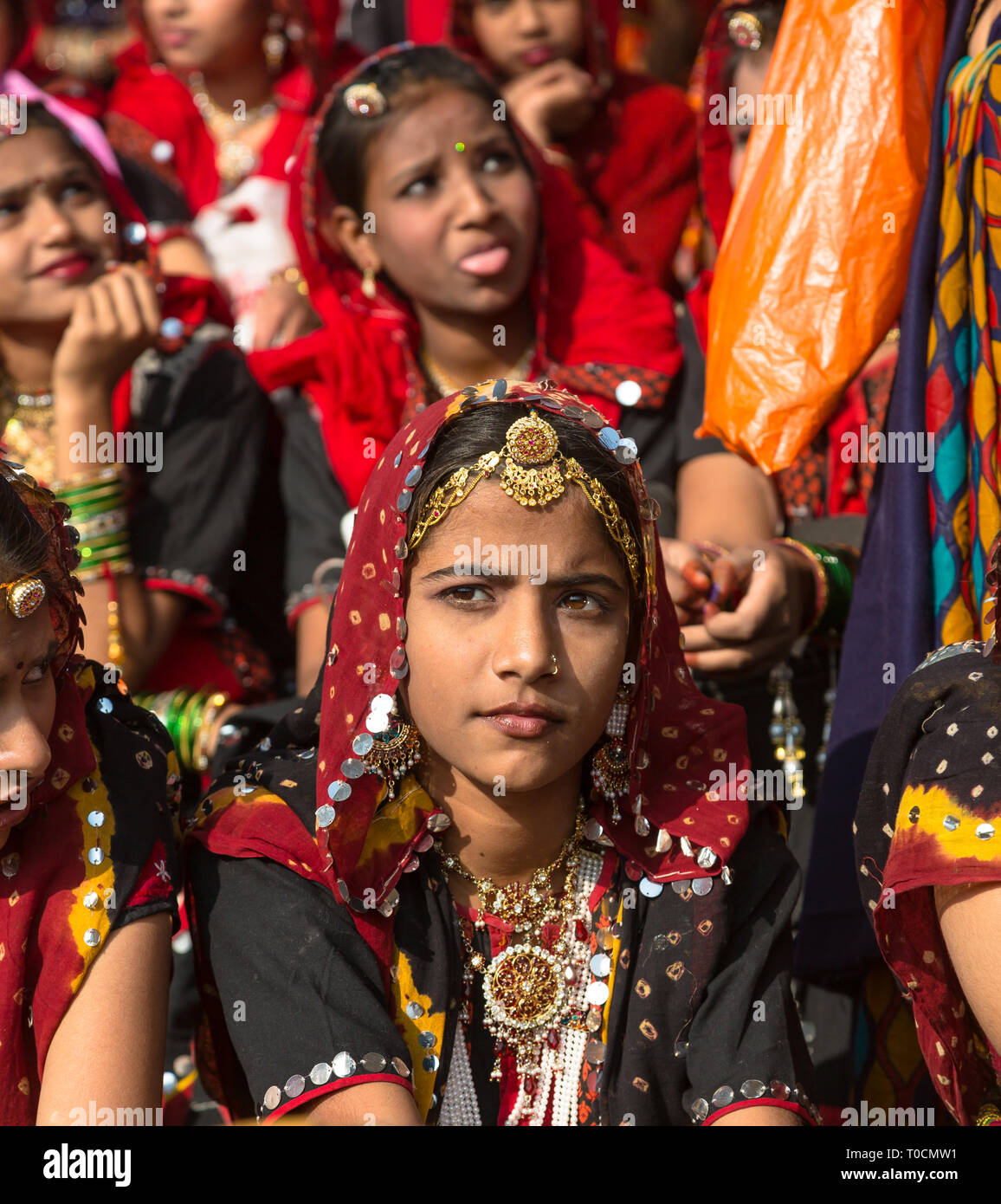 Les filles indiennes à un chameau juste à Pushkar Banque D'Images