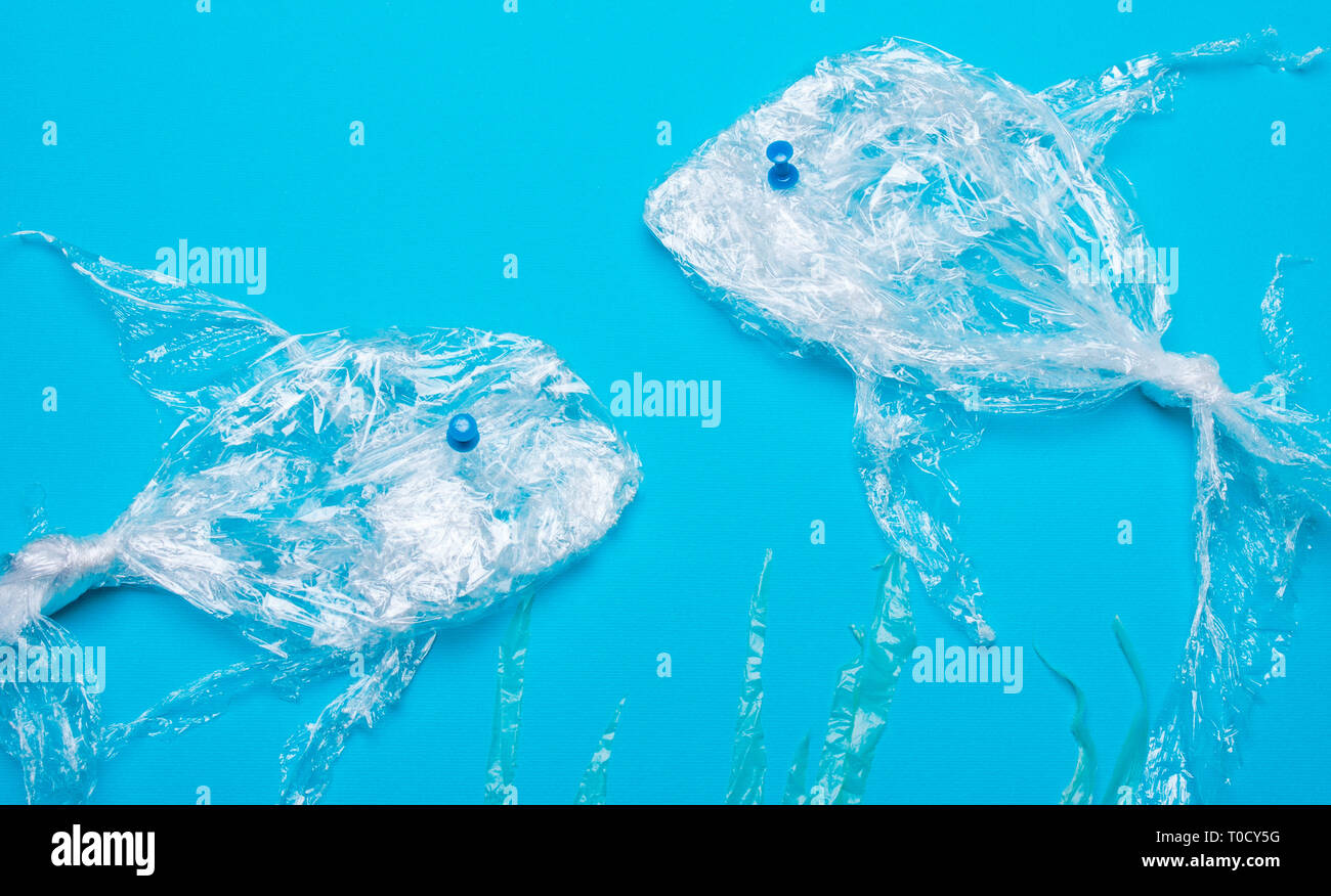 Le concept de la nature avec la pollution plastique. Sacs en plastique Banque D'Images