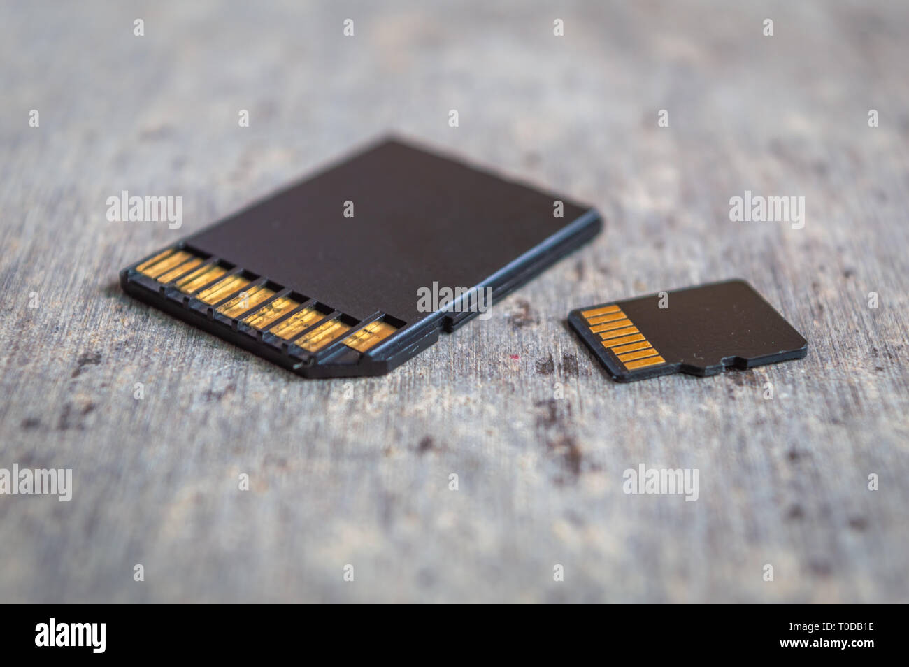 Une carte SD et une carte mémoire Micro SD sur une table close up Banque D'Images