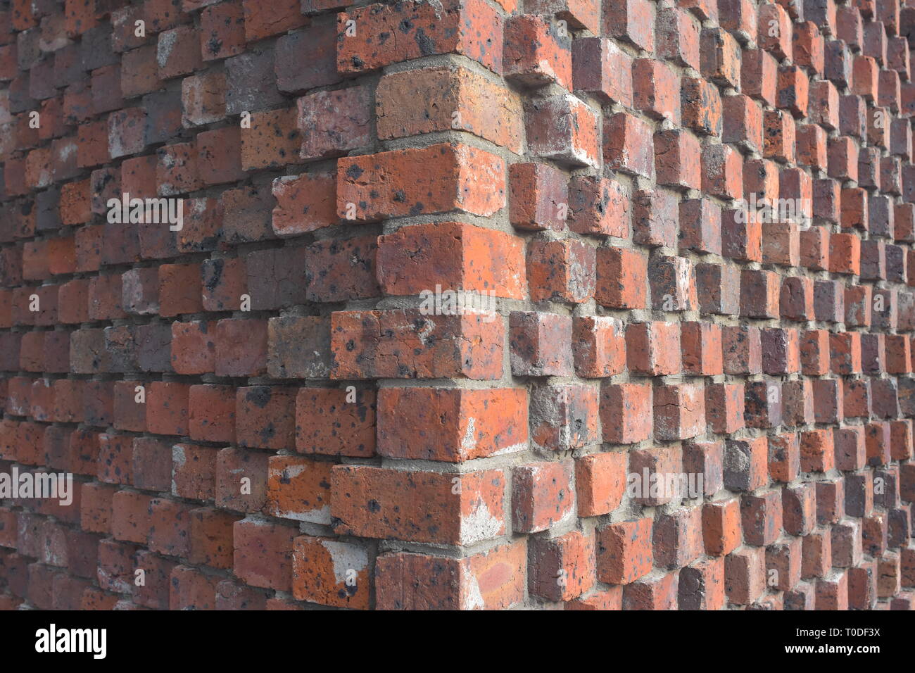 Détail d'angle du mur extérieur de briques rouges et de briques avec mortier forme saillie à la surface du mur. Banque D'Images