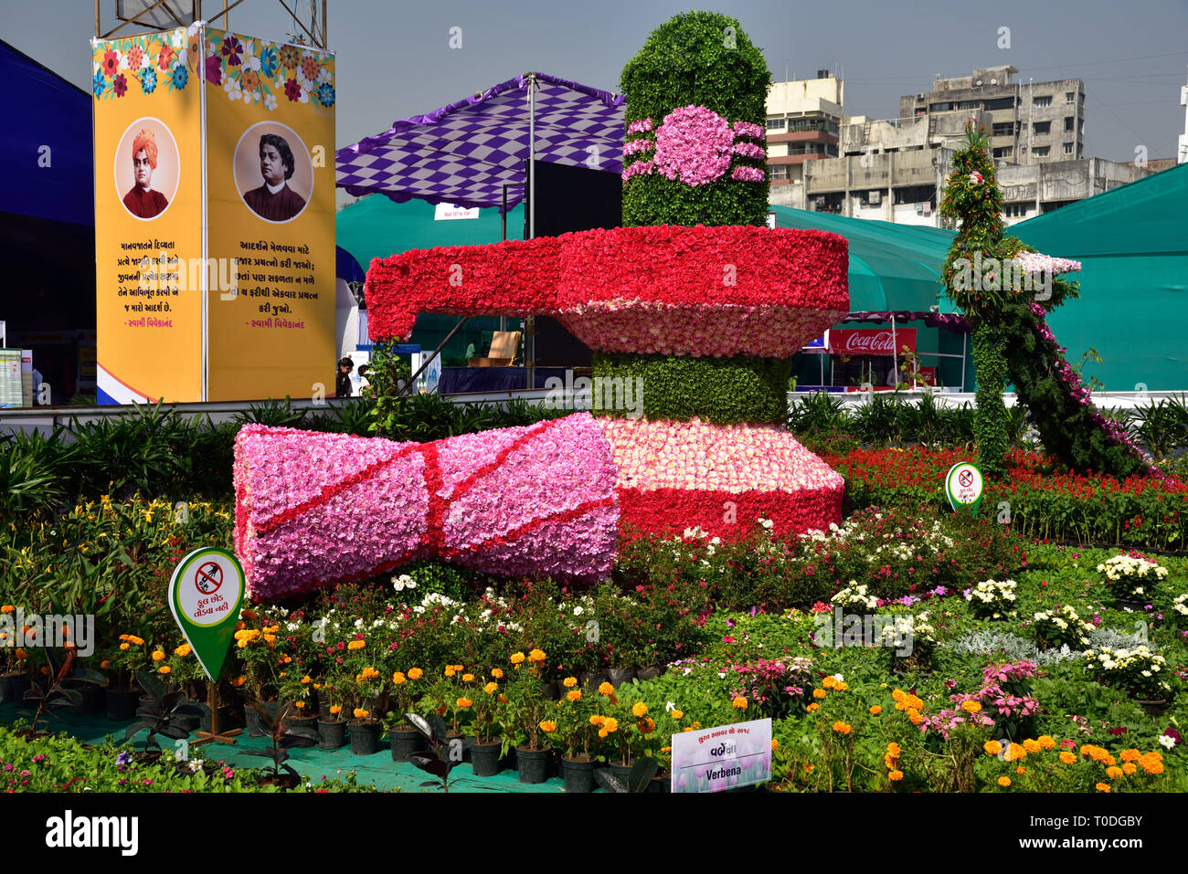 Shivling avec verveine fleurs, jardin de fleurs, Surat, Gujarat, Inde, Asie Banque D'Images