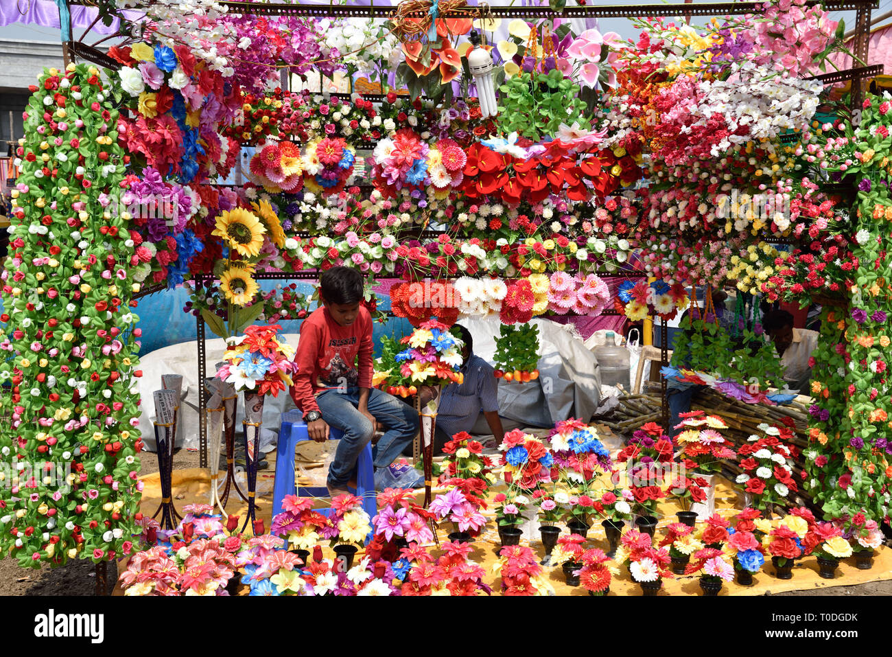Fleurs en plastique, Holi Festival, Goligadh, cité, Gujarat, Inde, Asie Banque D'Images