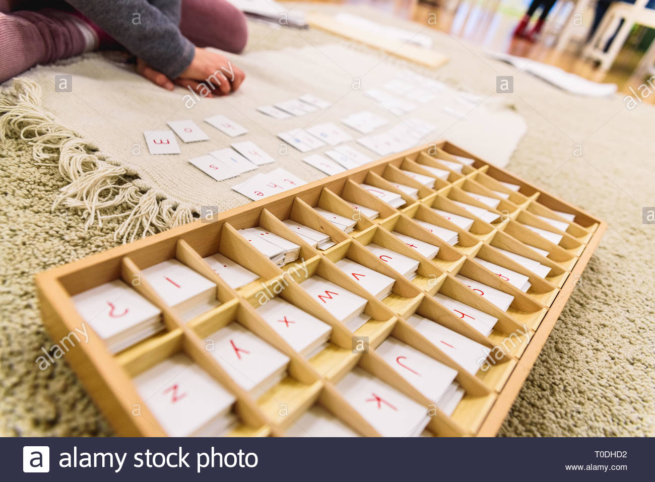 Un Etudiant D Une Ecole Montessori A L Aide De Cartes Avec
