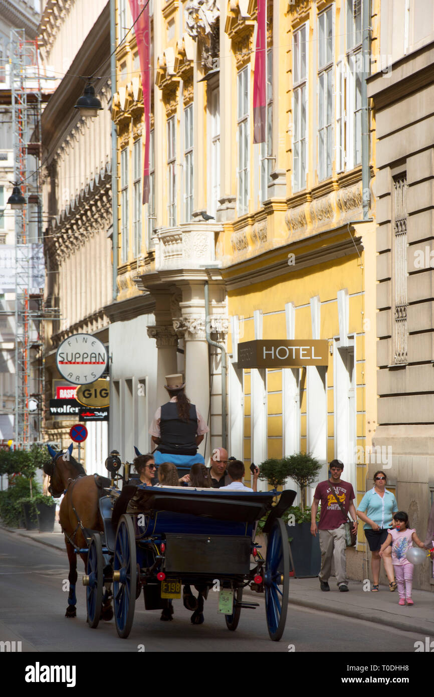 Wien, Österreich, Habsburgergasse 1, Fiaker vor dem Hotel Pertschy Palais im Palais Cavriani Banque D'Images