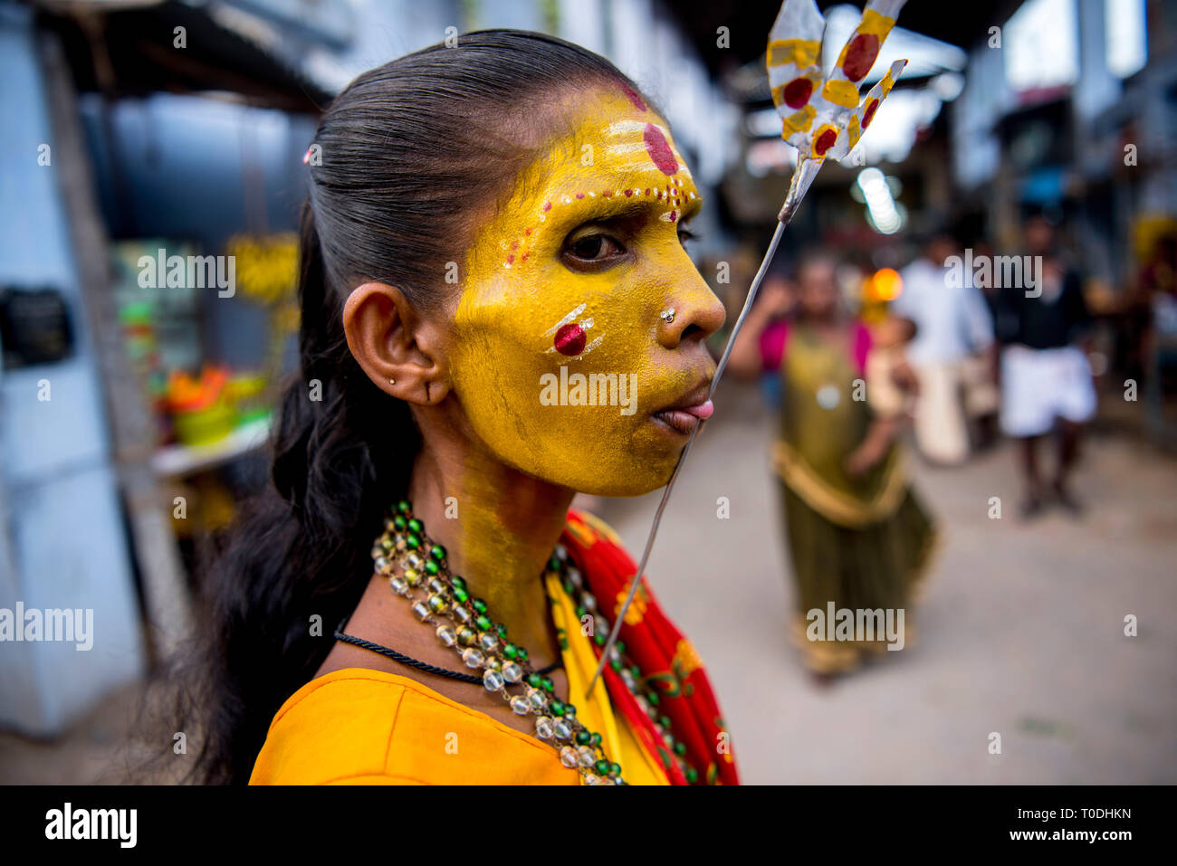 Femme Langue percée d'Mutharamman lance près de temple, Tamil Nadu, Inde, Asie Banque D'Images