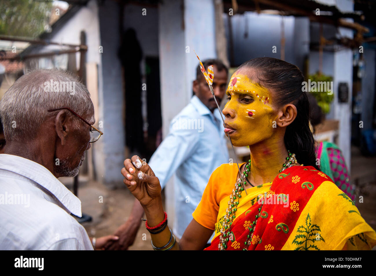 Langue maternelle femme Mutharamman avec trident percé près de temple, Tamil Nadu, Inde, Asie Banque D'Images