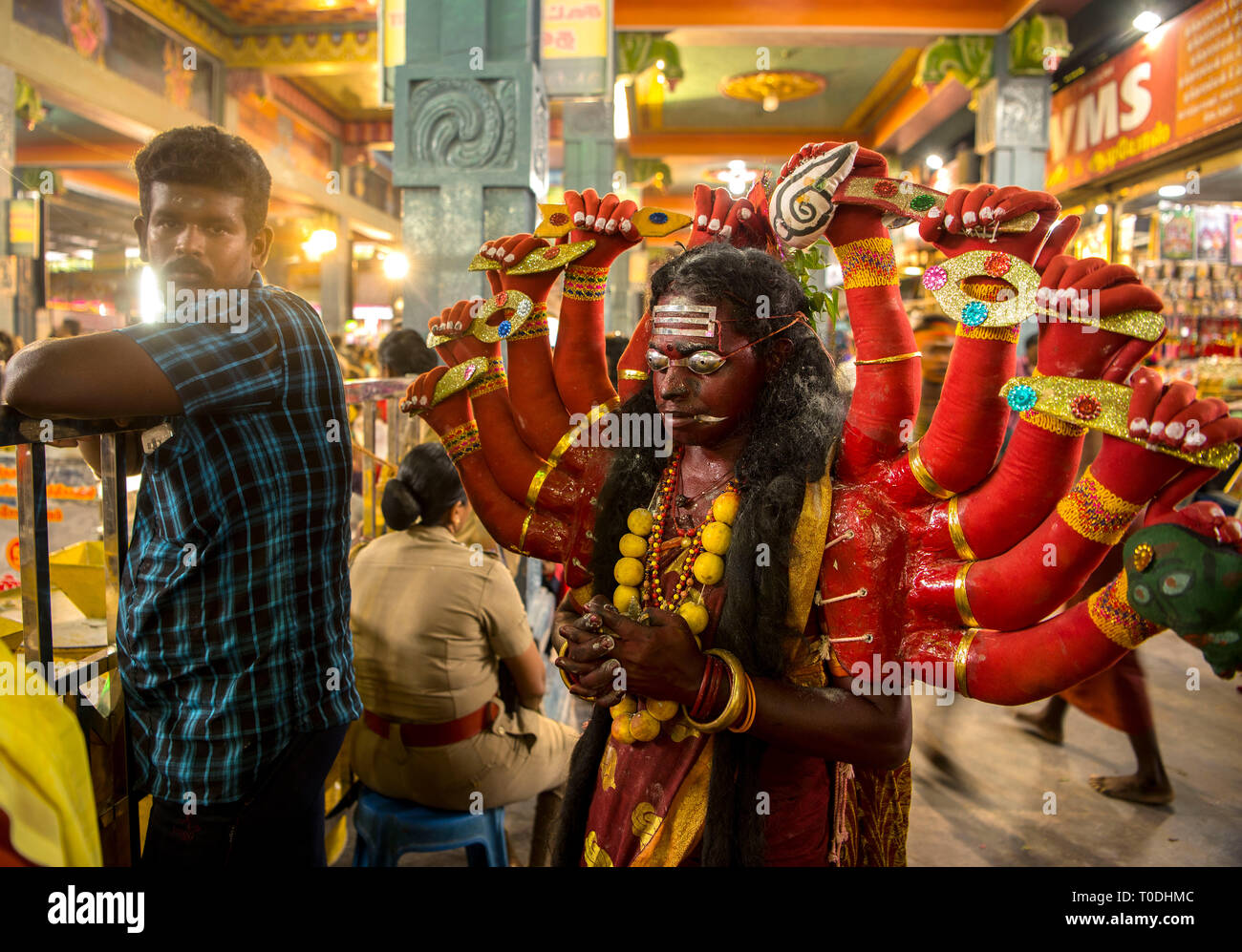 Robe femme comme la déesse Kali hindoue, Thoothukudi, Tamil Nadu, Inde, Asie Banque D'Images