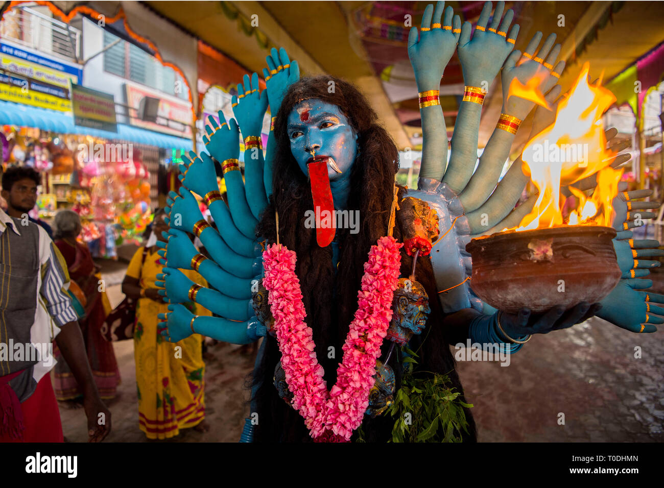 Robe femme comme la déesse Kali hindoue, Thoothukudi, Tamil Nadu, Inde, Asie Banque D'Images