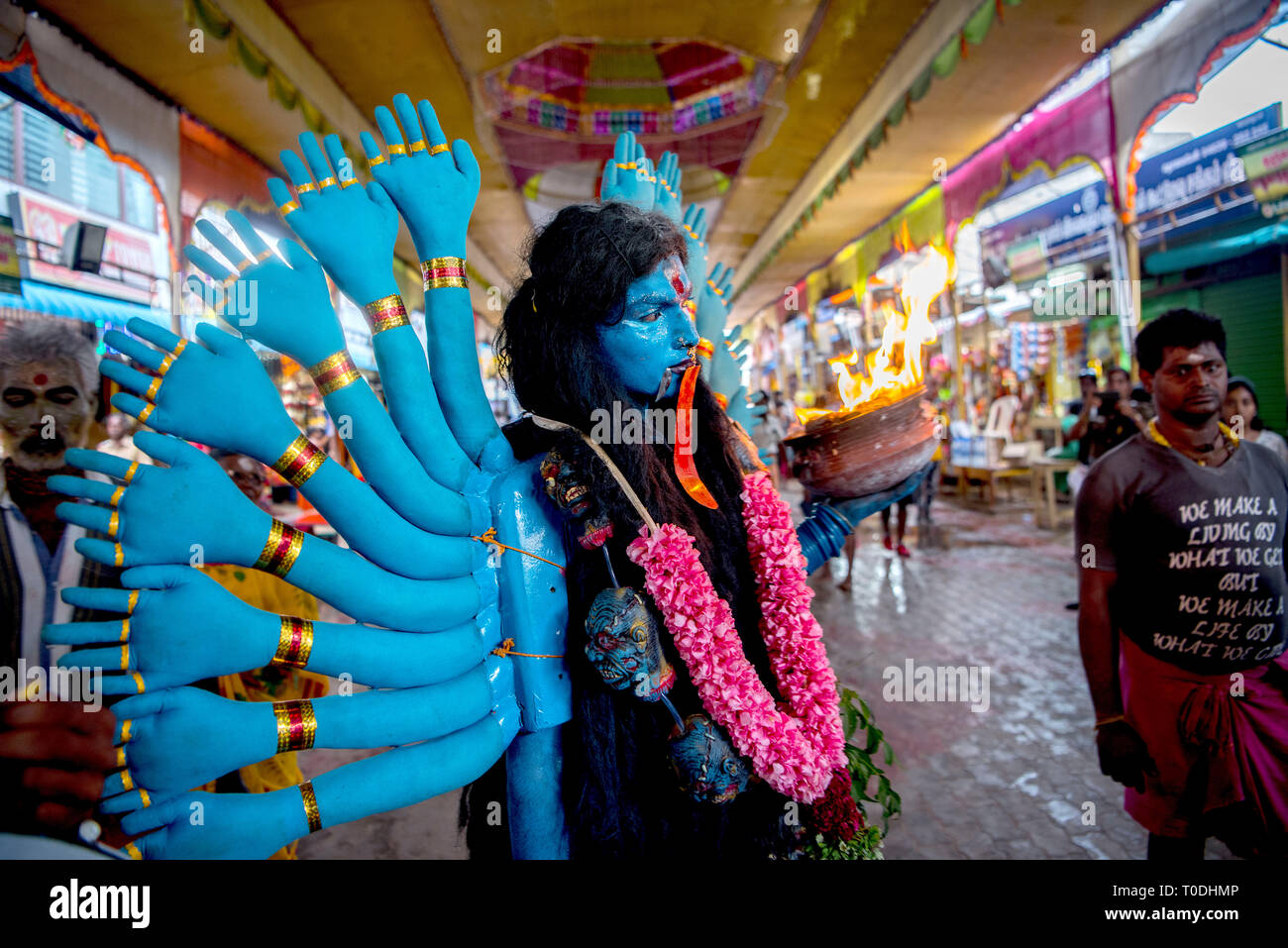 Robe femme comme la déesse Kali hindoue, Thoothukudi, Tamil Nadu, Inde, Asie Banque D'Images