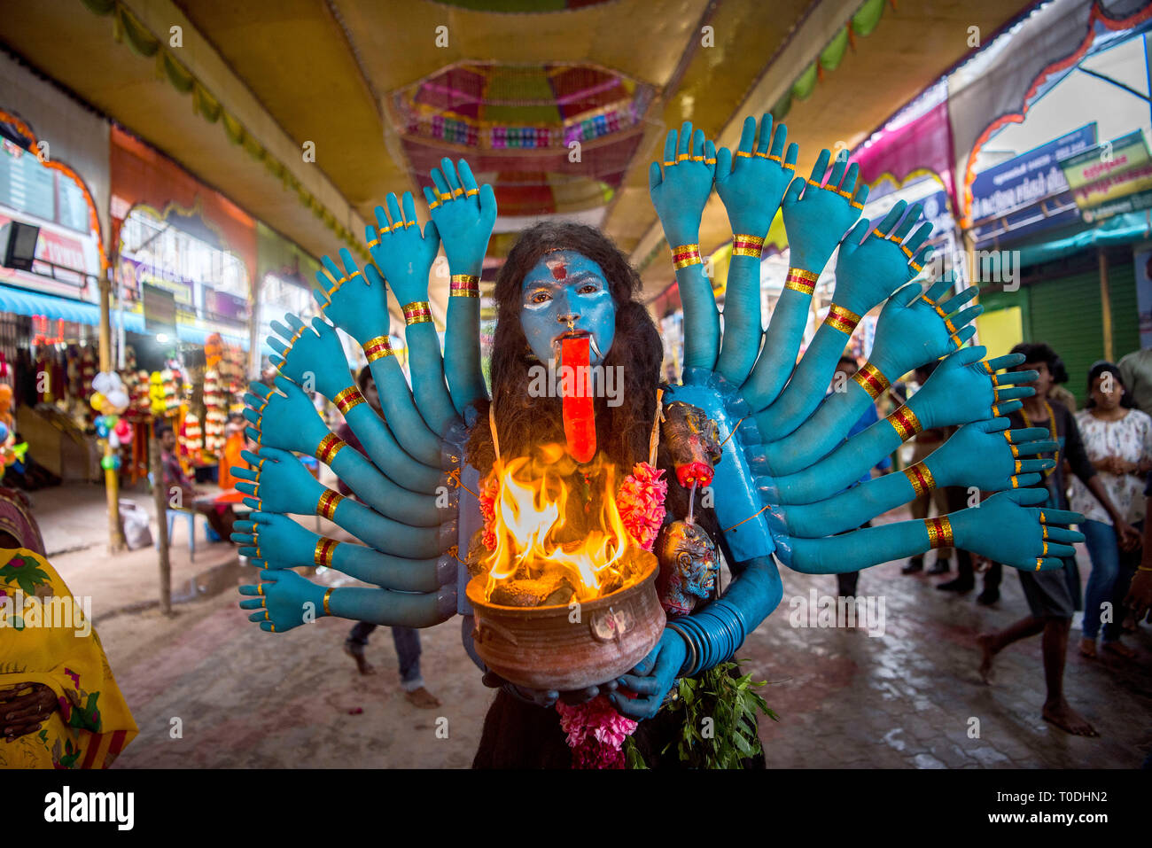 Robe femme comme la déesse Kali hindoue, Thoothukudi, Tamil Nadu, Inde, Asie Banque D'Images