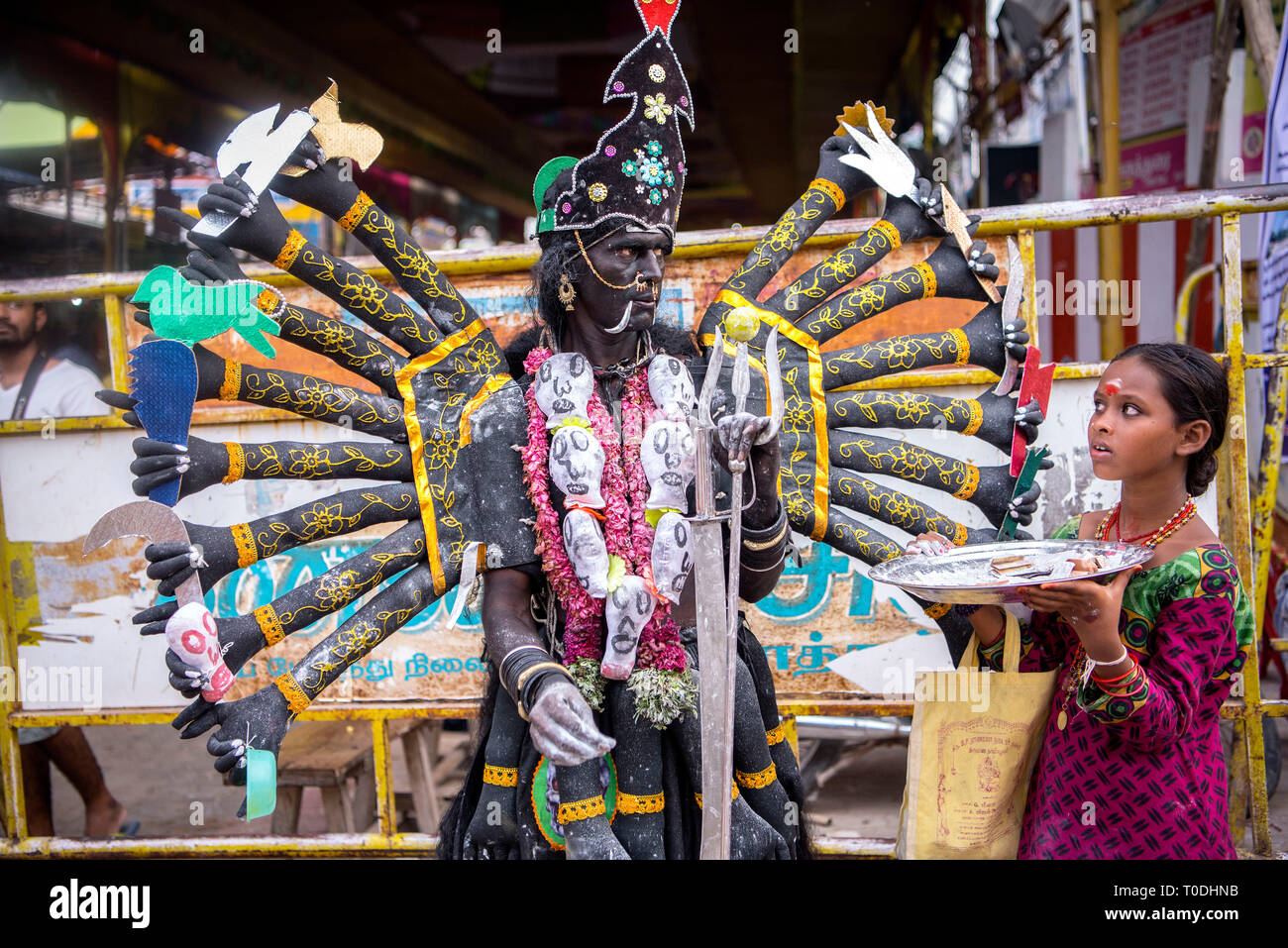 Robe femme comme la déesse Kali hindoue, Thoothukudi, Tamil Nadu, Inde, Asie Banque D'Images