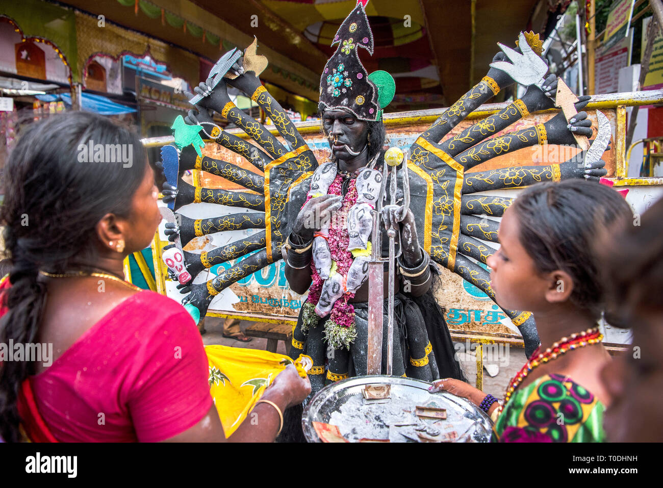 Robe femme comme la déesse Kali hindoue, Thoothukudi, Tamil Nadu, Inde, Asie Banque D'Images