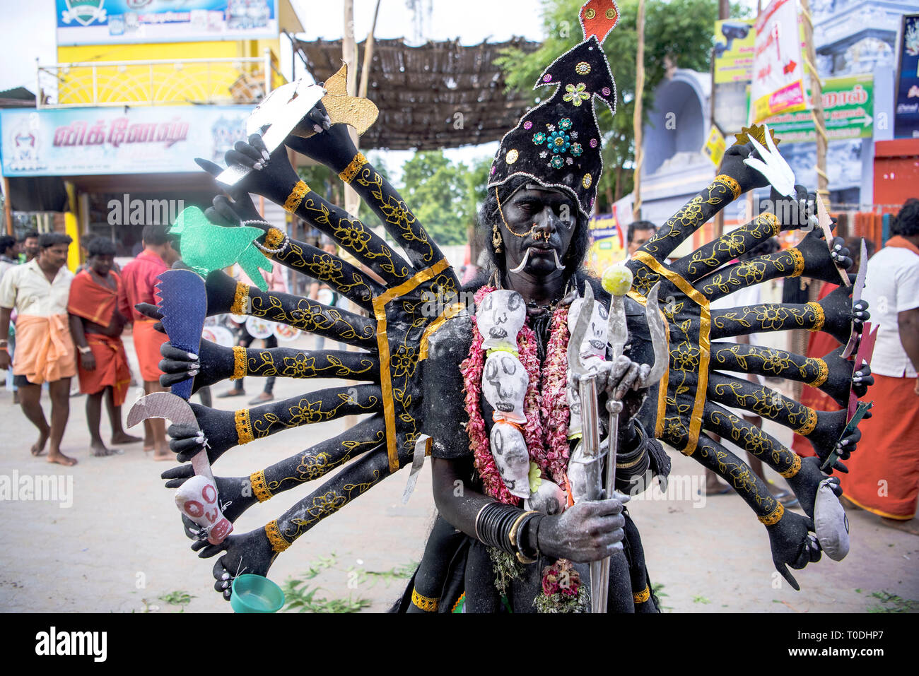 Robe femme comme la déesse Kali hindoue, Thoothukudi, Tamil Nadu, Inde, Asie Banque D'Images