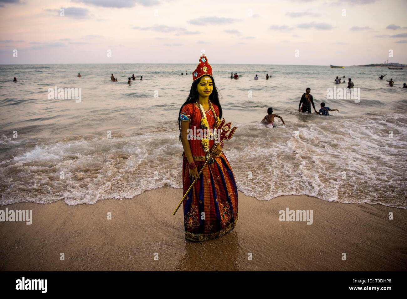 Robe femme hindoue comme déesse Durga, Kulasekharapatnam Beach, Tamil Nadu, Inde, Asie Banque D'Images