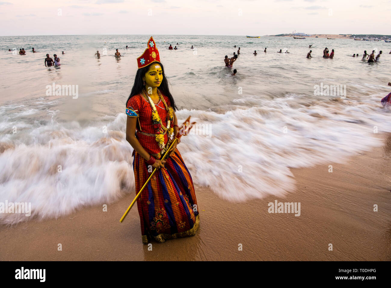 Robe femme hindoue comme déesse Durga, Kulasekharapatnam Beach, Tamil Nadu, Inde, Asie Banque D'Images