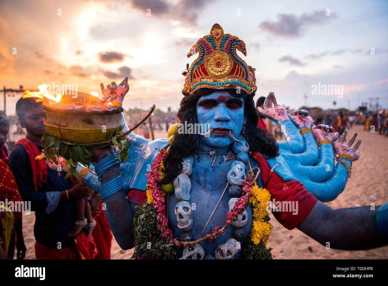 Robe femme comme la déesse Kali hindoue, Tamil Nadu, Inde, Asie Banque D'Images