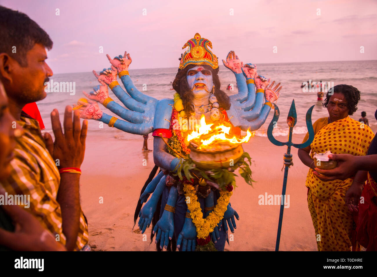 Robe femme comme la déesse Kali hindoue, Tamil Nadu, Inde, Asie Banque D'Images