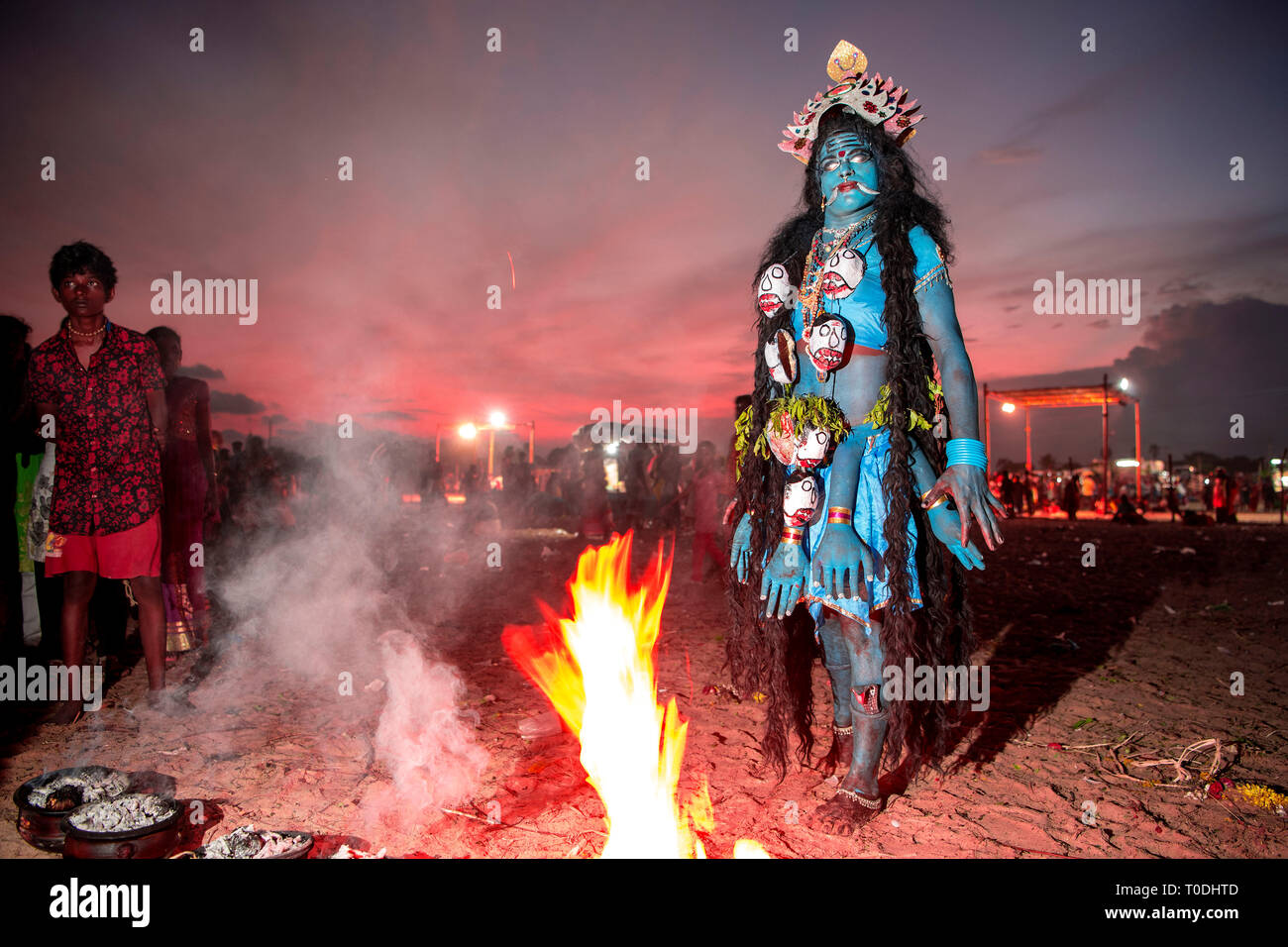 Robe femme comme la déesse Kali hindoue, Tamil Nadu, Inde, Asie Banque D'Images