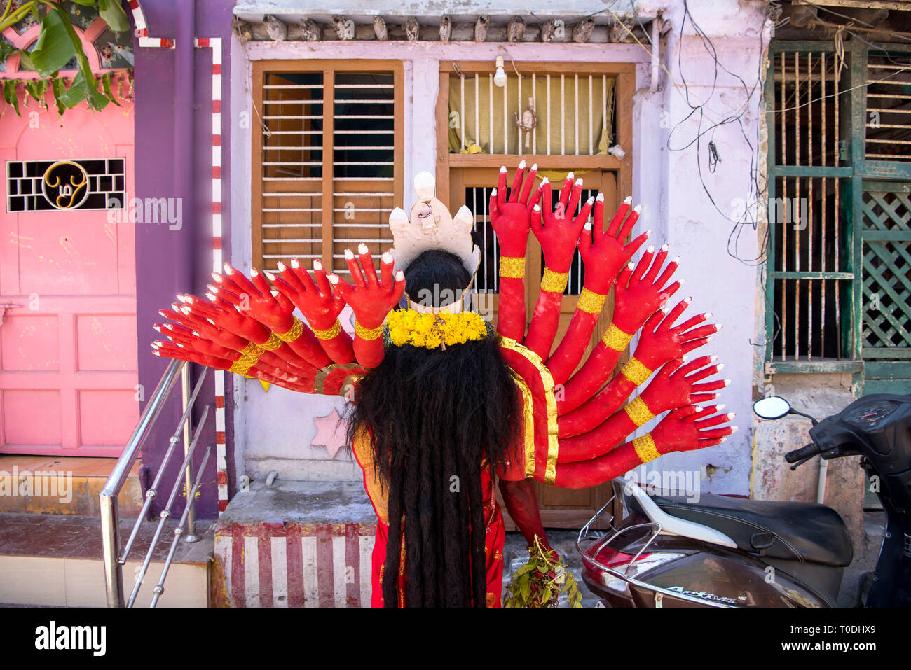 Robe femme comme la déesse Kali hindoue, Tamil Nadu, Inde, Asie Banque D'Images