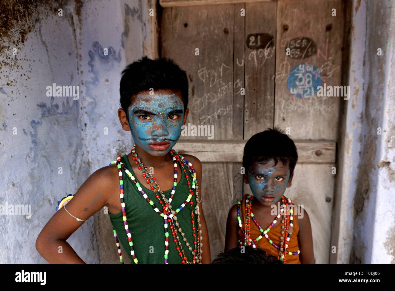 Les enfants s'habiller comme des dieux hindous près de Mutharamman temple, Tamil Nadu, Inde, Asie Banque D'Images