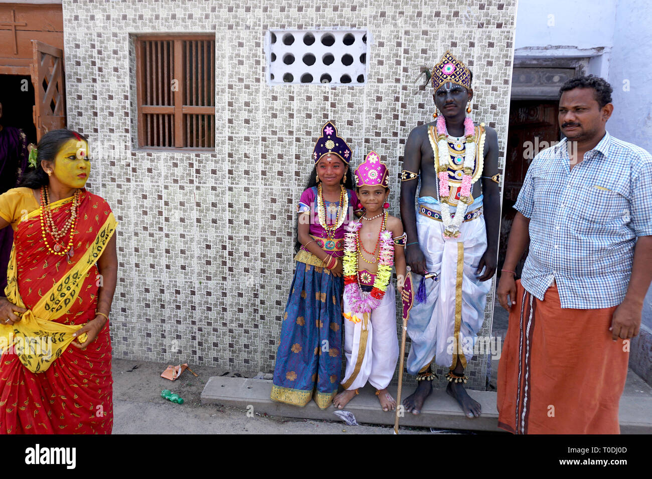 Les gens s'habillent comme des dieux hindous près de Mutharamman temple, Tamil Nadu, Inde, Asie Banque D'Images
