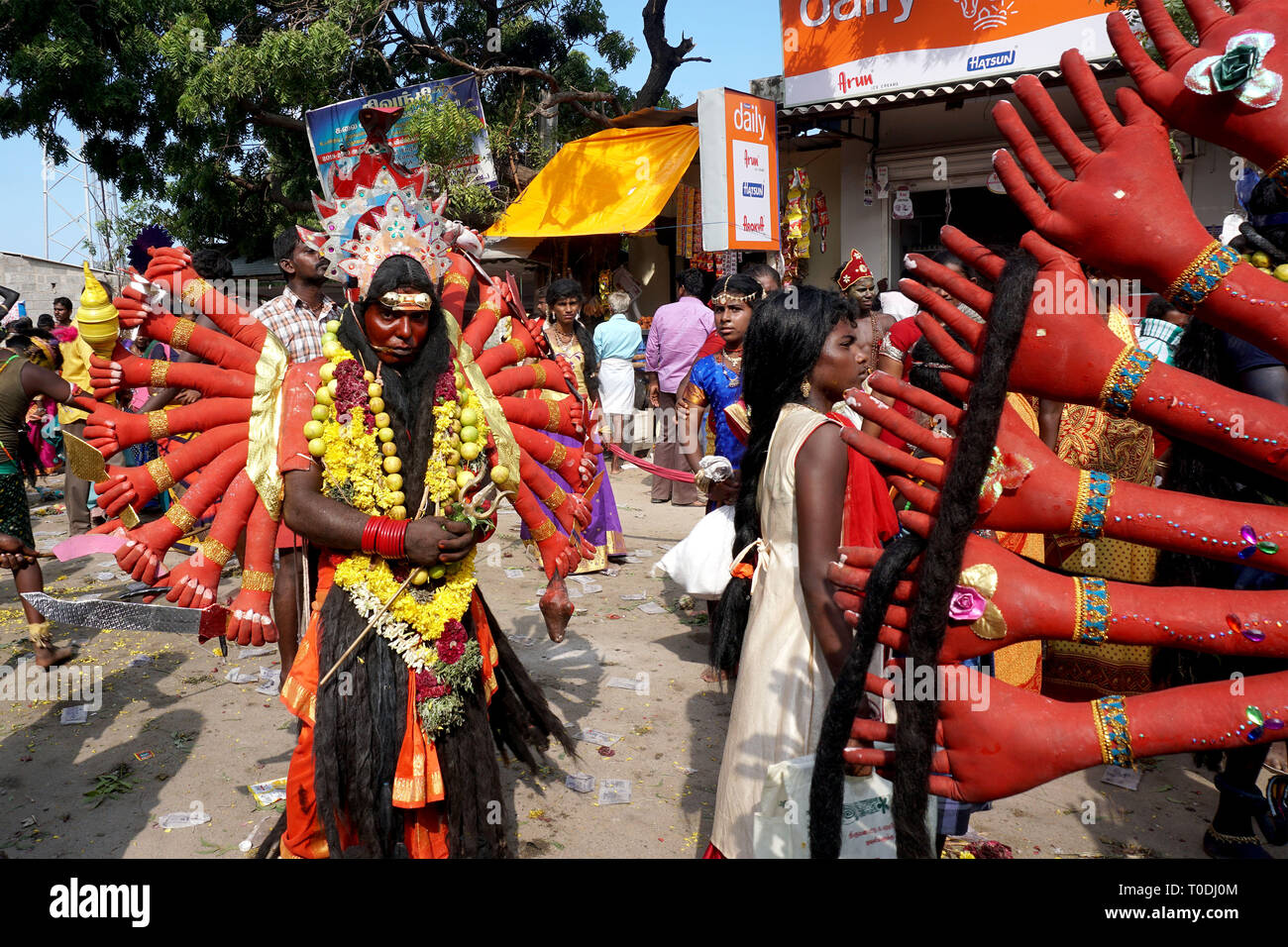 Les gens s'habillent comme déesse hindoue Kali près de Mutharamman temple, Tamil Nadu, Inde, Asie Banque D'Images