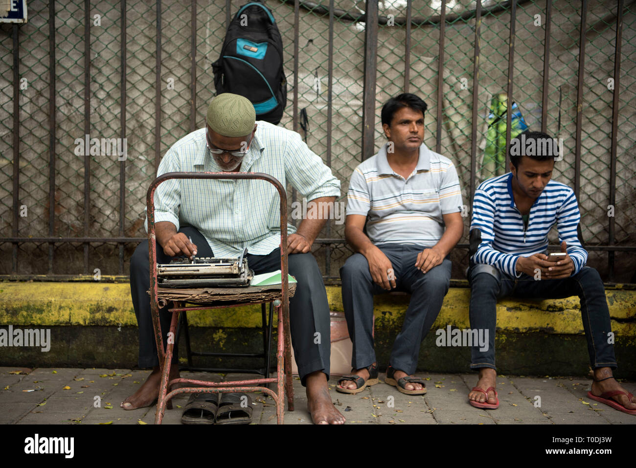 Dactylo assis sur la chaussée, Mumbai, Maharashtra, Inde, Asie Banque D'Images