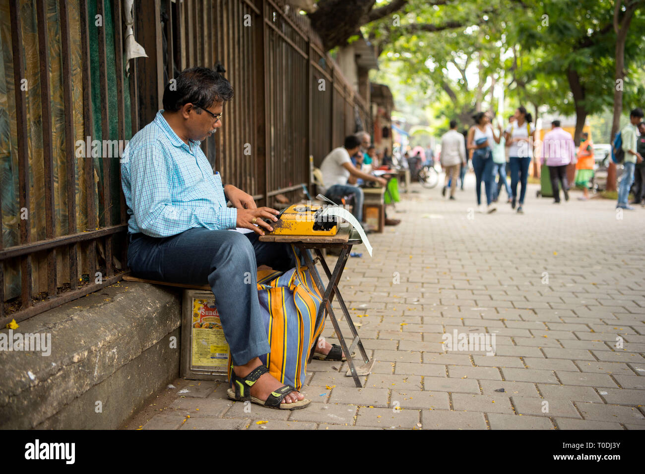 Dactylographe assis travaillant la dactylographie sur la chaussée, Bombay, Mumbai, Maharashtra, Inde, Occupations de trottoirs indiens Banque D'Images