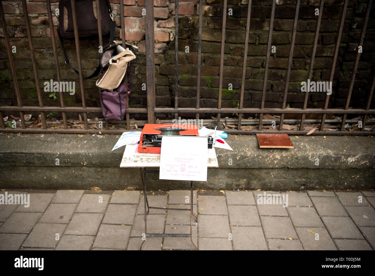 Machine à écrire sur la chaussée Mumbai, Maharashtra, Inde, Asie Banque D'Images