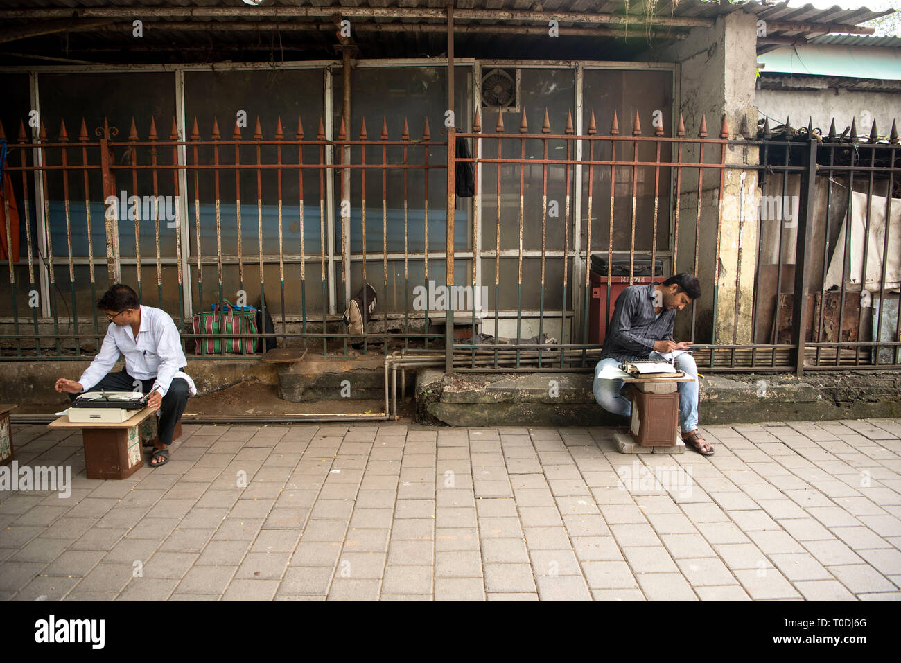 Dactylo assis sur la chaussée, Mumbai, Maharashtra, Inde, Asie Banque D'Images