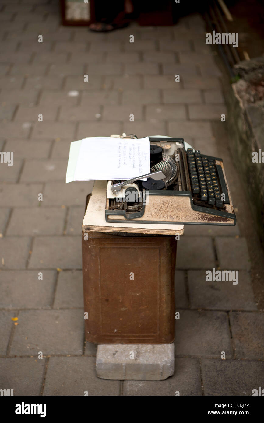 Machine à écrire sur la chaussée, Mumbai, Maharashtra, Inde, Asie Banque D'Images