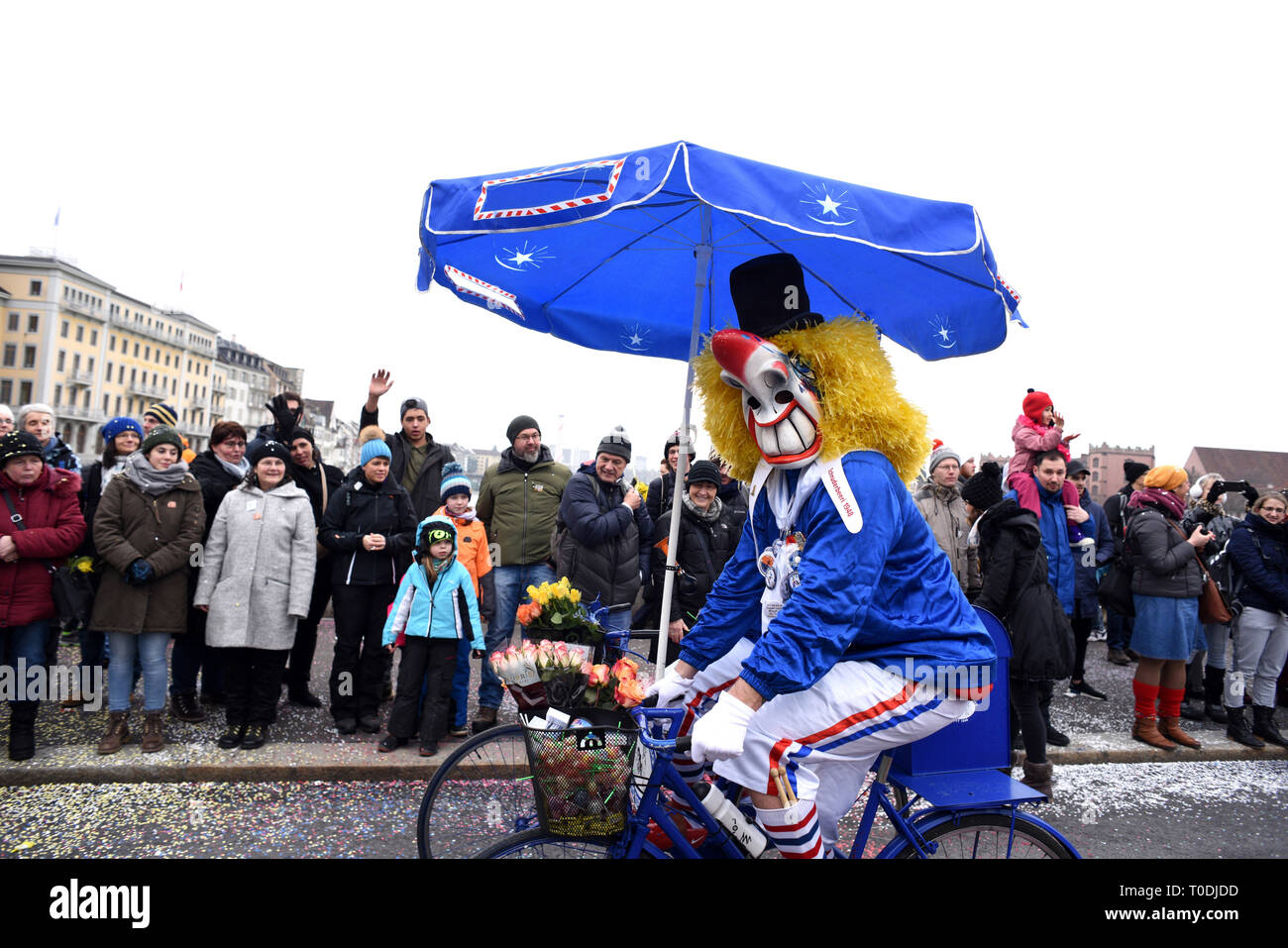 Suisse : Bâle Carnaval, inscrit par l'UNESCO comme patrimoine culturel immatériel de l'humanité. Défilé en costumes dans toute la ville Banque D'Images